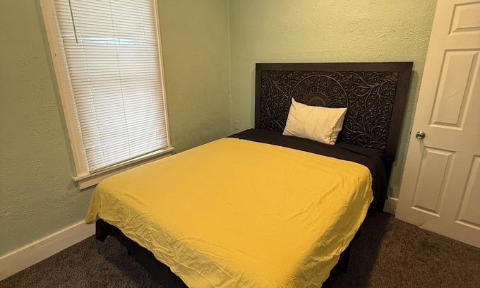 South Bend House | Charming 2-bedroom house with WiFi in brilliant South Bend