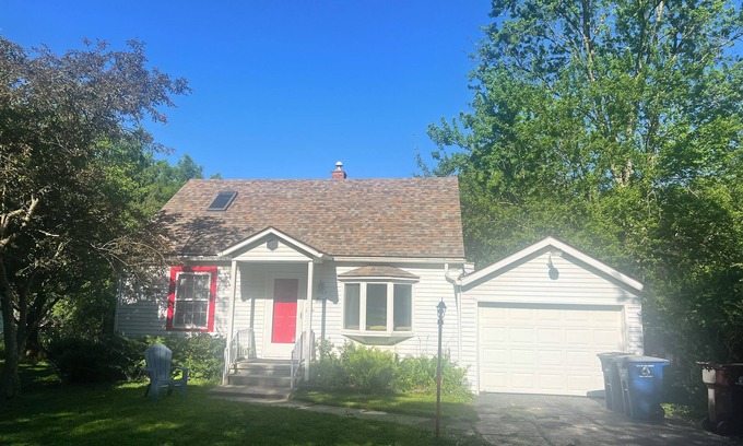 Ann Arbor House | Charming 2-bedroom house with WiFi, AC in awesome Ann Arbor. Pet&Pot friendly