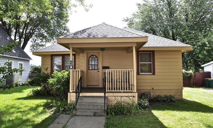 Northrup House | Charming 2 Bedroom House - 2 Miles From Mayo Clinic-Mayo Patient Furnished Home