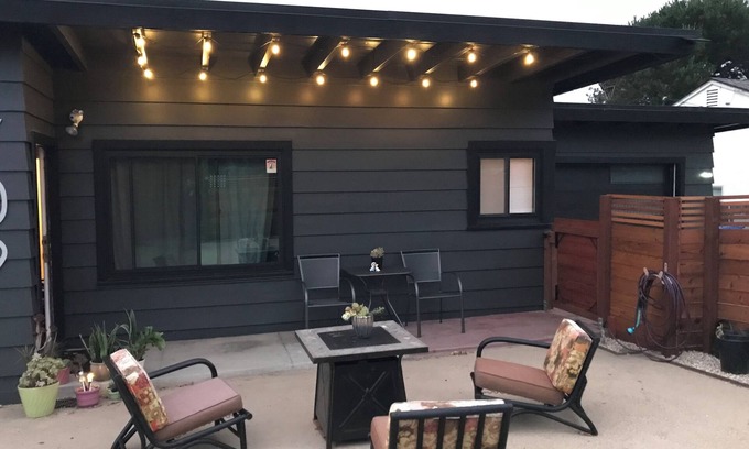 North Fremont Street House | Charming 2-bedroom house, Beach Bungalow Style, WiFi, Sleeps 5