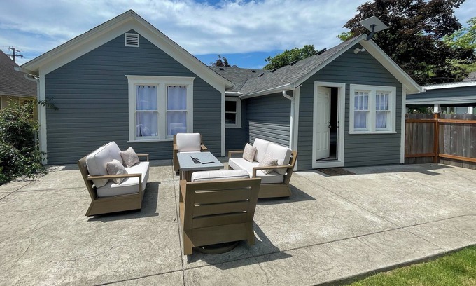 Carlton House | Charming 2-bedroom house in tranquil Carlton with WiFi, AC
