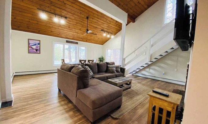 North Conway House | Charming 2-bedroom house with AC, WiFi in tranquil Conway