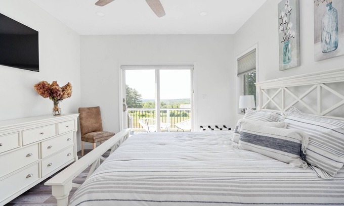 Galway House | Charming 2-bedroom house with AC, WiFi with mountain and lake views!