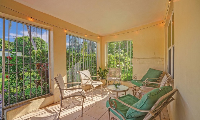 Golden Glades House | Charming 2-bedroom house in brilliant Miami with WiFi, AC that fits 8 people