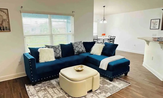 Tracy House | Charming 2-bedroom house with WiFi, AC in peaceful Tracy