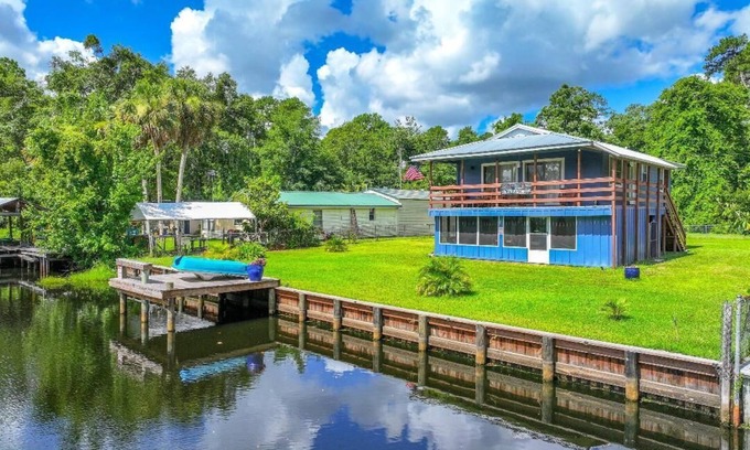 Florahome House | Charming 2-bedroom LAKEHOUSE house with WiFi, AC on George's Lake!