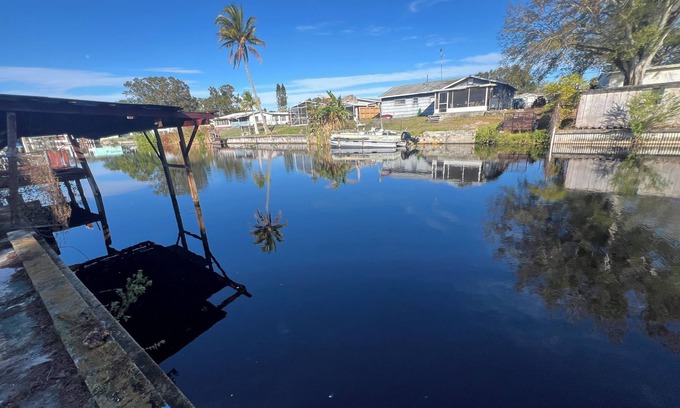 Taylor Creek House | Charming 2-bedroom mobile home with WiFi and AC in Okeechobee