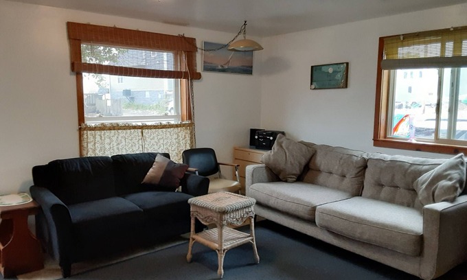 Irving Cottage | Charming 2-bedroom summer cottage in amazing Sunset Bay, Irving with AC