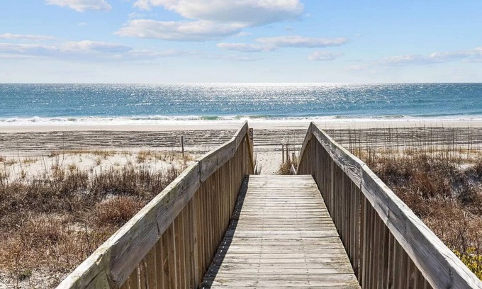 Emerald Isle Apartment | Charming 2-bedroom Oceanside apartment in the heart of Emerald Isle