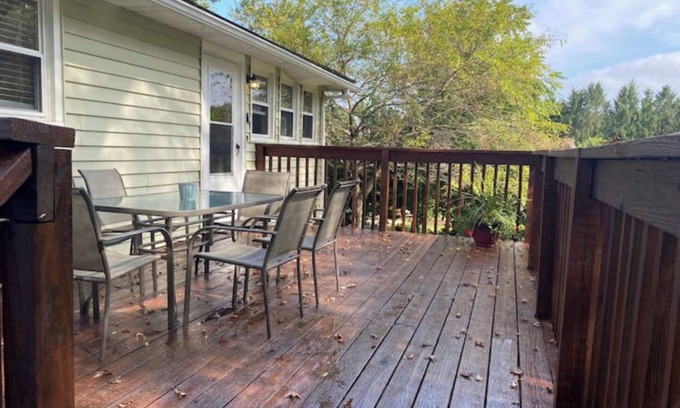 Fayetteville House | Charming 2-bedroom Bungalow located 5 minutes from New River National Park