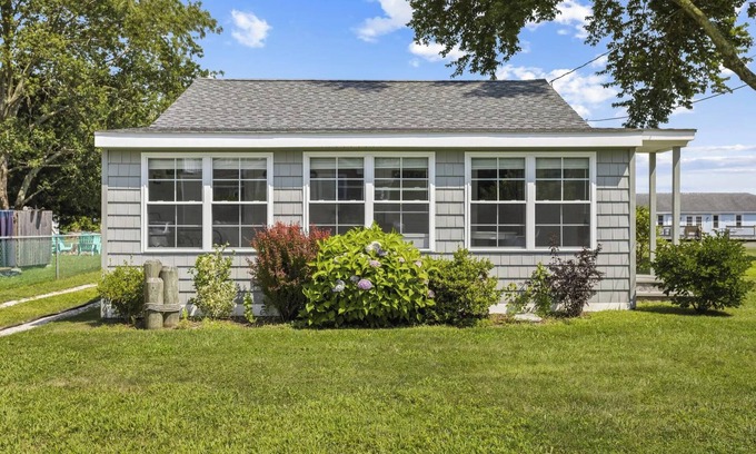 Saybrook Manor House | Charming 2-bedroom cottage short walk to beach located at Chalker Beach,