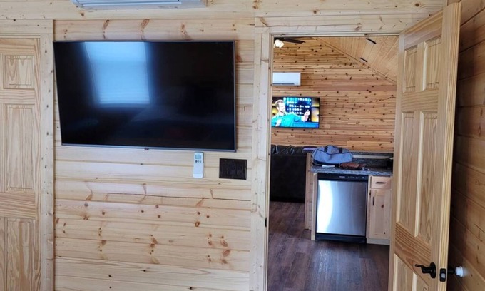 Bluff Dale Cabin | Charming 2-bedroom cabin with Wi-Fi, AC in amazing Morgan Mills, Texas