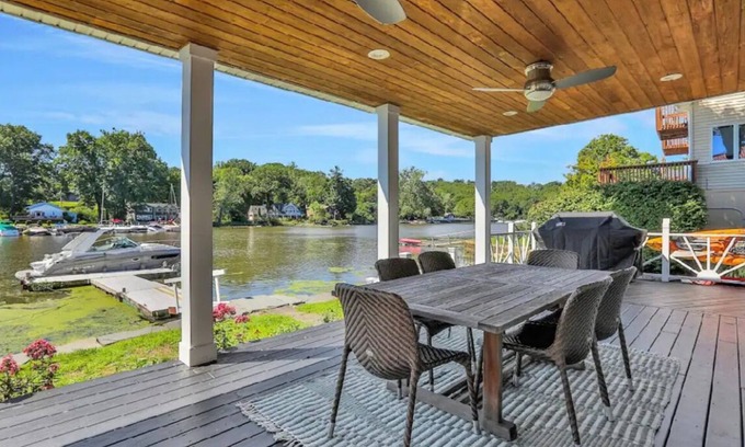 Saugerties South House | Charming 2-bedroom Waterfront home with boat access in Saugerties