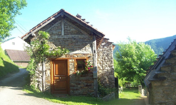 Oust House | Charming 2*mountain house, tastefully furnished in tranquil hamlet. Garden.