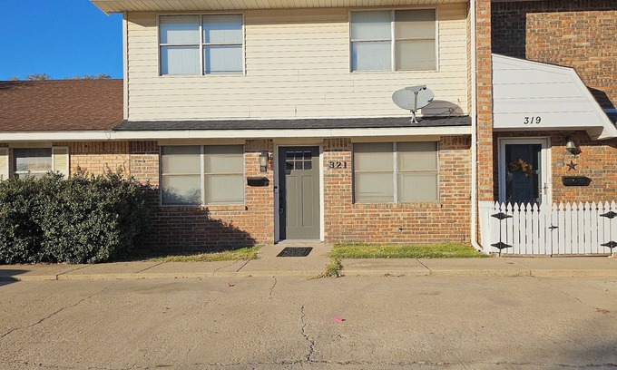 Hobart House | Charming 2-Story Townhouse Retreat – Perfect for Your Next Getaway!