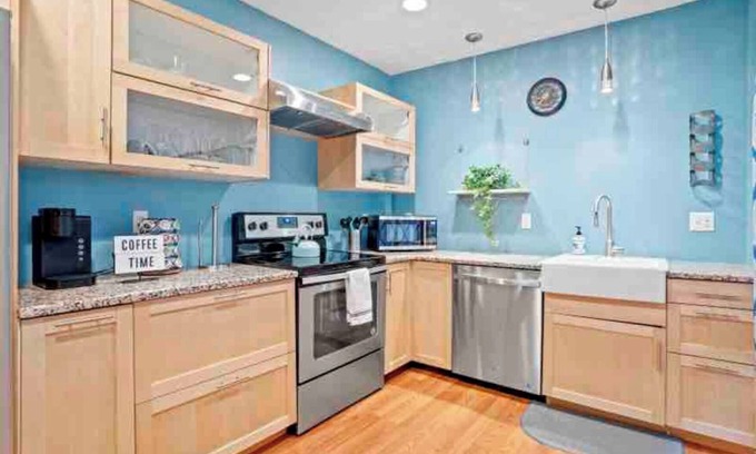Lambertville House | Charming 2bd row home in Lambertville, a quick walk from city center