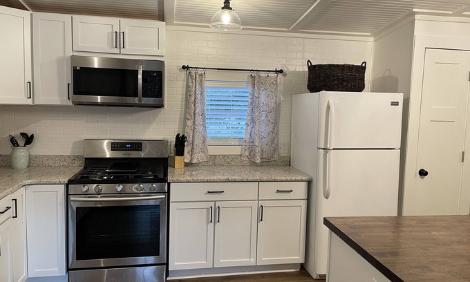 Leesville House | Charming 2bed/1bath minutes from Fort Polk with large yard