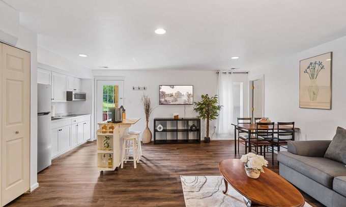 Garrisonville House | Charming 2beds basement with firepit