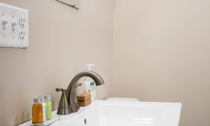 Bowling Green House | Charming 2BR/1BA home Near WKU