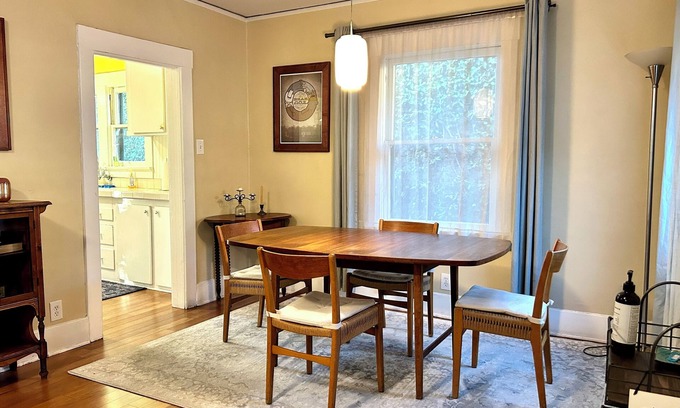 Silver Lake Apartment | Charming 2BR Cape in Silver Lake @ Sunset Junction- Sun Porch- 30 Night Minimum