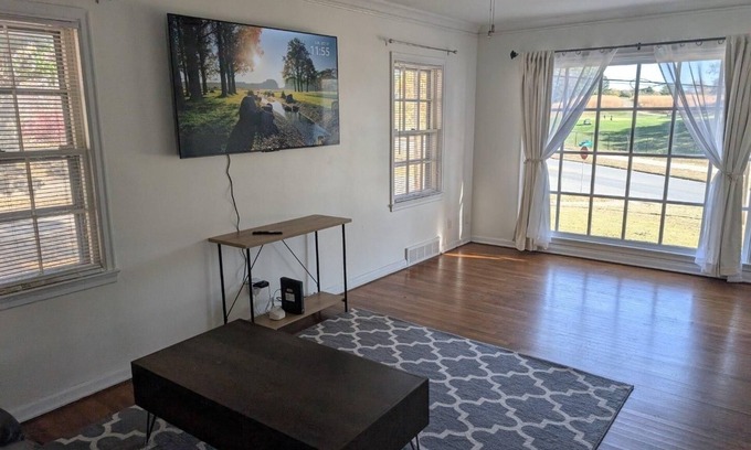 Des Moines House | Charming 2BR house in central Des Moines with AC & WiFi - easy access to I235!