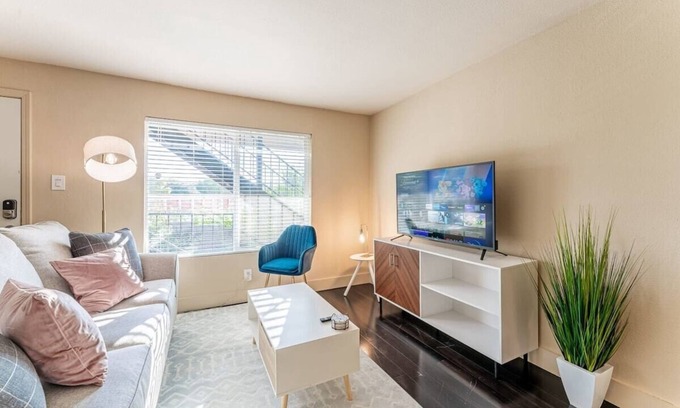 East Riverside - Oltorf Apartment | Charming 2BR king beds suite next to Downtown