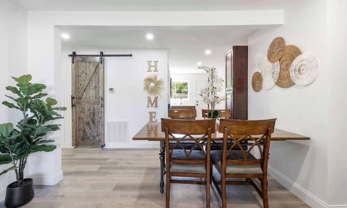 Oakdale House | Charming 2BR Retreat – Minutes to Uptown Charlotte