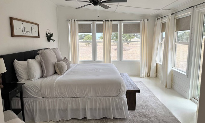 Crawford House | Charming 3/2 Farmhouse Near Fixer Upper and Gathering Oaks