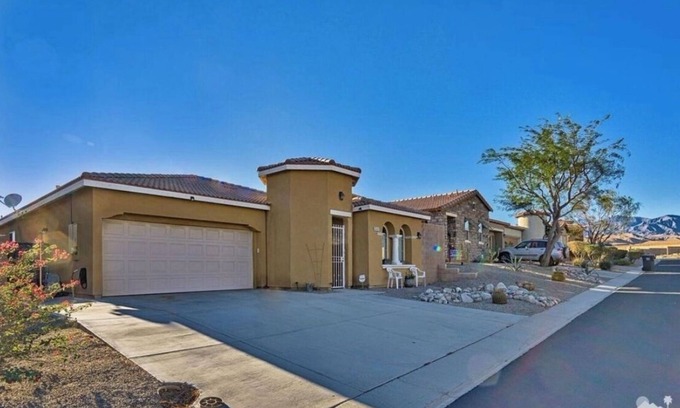 Desert Hot Springs House | Charming 3-bedrm house 2 1/2 bath 2 car garage in Desert gated community.