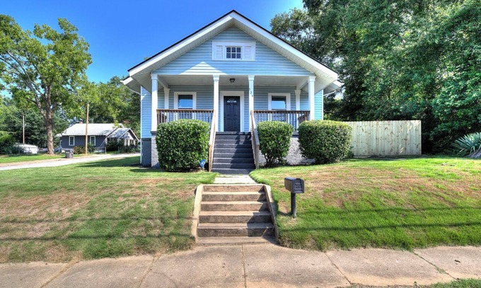 Spartanburg House | Charming 3 bdrm, 2 ba house with fence centrally located to everything, I85, I26