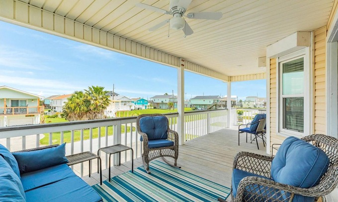 Galveston House | Charming 3-BDRM beach house a short walk to Galveston Bay or to the Gulf Coast