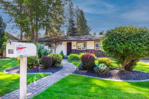 Spokane Valley House | Charming 3 Bed 2 and a half Bath Family Oasis - Pool BBQ Fire Pit