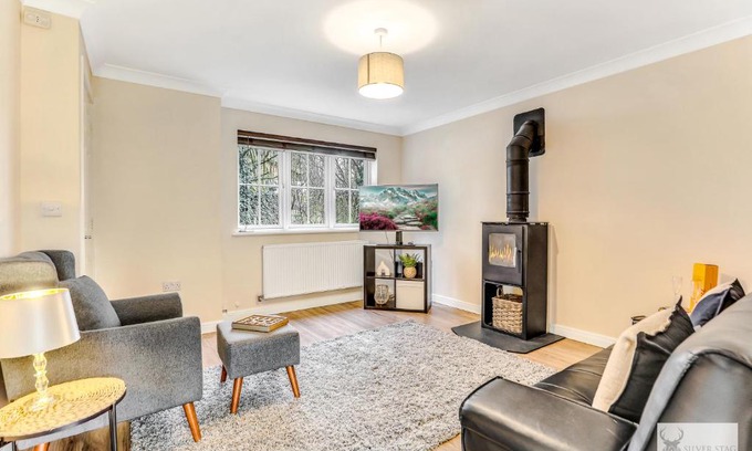 Ashby-de-la-Zouch House | Charming 3-Bed Home with Garden & Parking