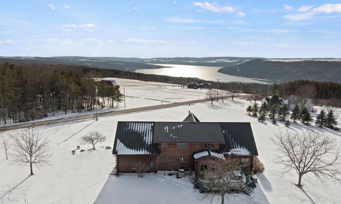 Dundee Ski Chalet | Charming 3-bed lakeside chalet with AC and WiFi along beautiful Keuka Lake, NY