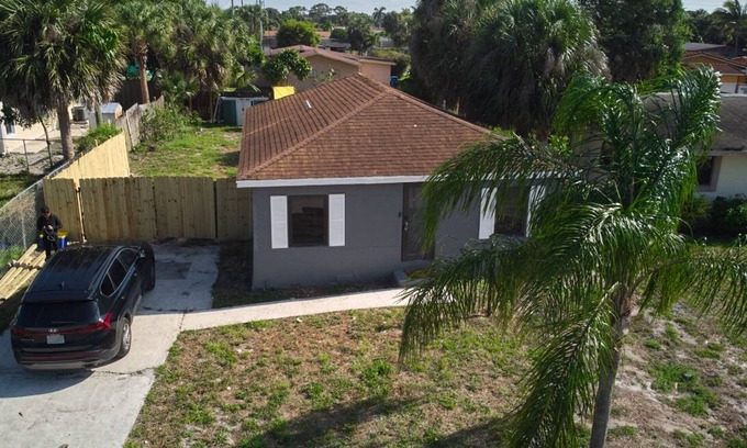 Riviera Beach House | Charming 3-bedroom house with AC, WiFi in lovely West Palm Beach