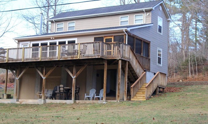 Staffordsville House | Charming 3-bedroom house on Walker Creek close to VT and R.U.