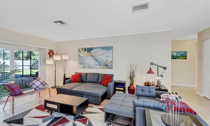 Springs at Kings Bay House | Charming 3-bedroom house with Heated pool/3 mins Sister Spring