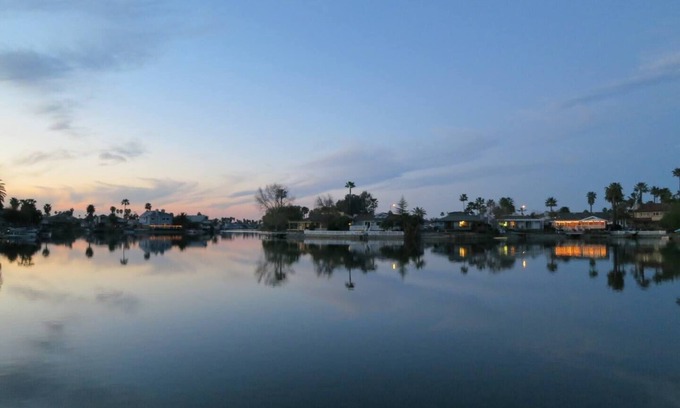 Discovery Bay House | CHARMING 3 BEDROOM LAKE FRONT HOUSE WITH FAST WIFI IN DISCOVERY BAY