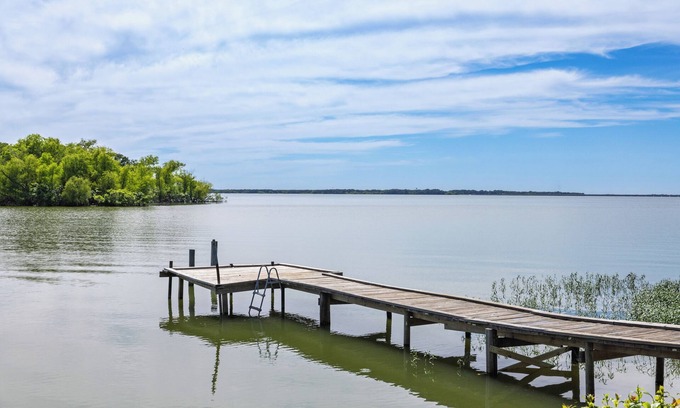 Point House | Charming 3-bedroom, gorgeous Lake Front, Fishing Dock, Fire Pit, Kayak & more