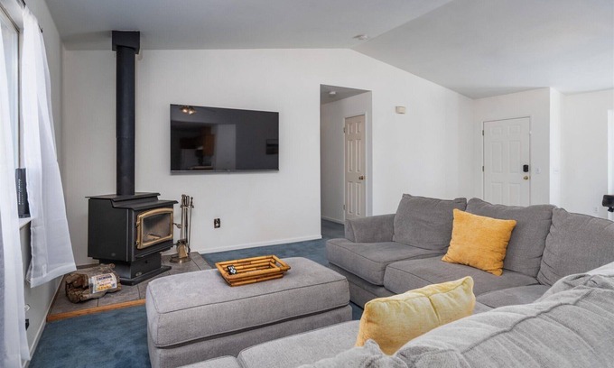 Coarsegold Cabin | Charming 3-bedroom cabin near Yosemite w/WiFi and Pool Table