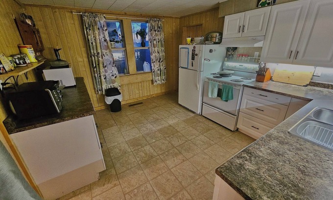 Birch Hills House | Charming 3-bedroom accommodation with WiFi, AC in Birch Hills Saskatchewan.n