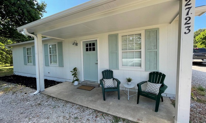 Ellendale Cottage | Charming 3-bedroom cottage with WiFi on 1 acre in serene Brighton, TN