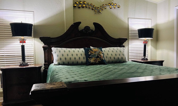 Whitesboro Other | Charming 3-bedroom Farmhouse with AC, WiFi and horse stalls in North Texas