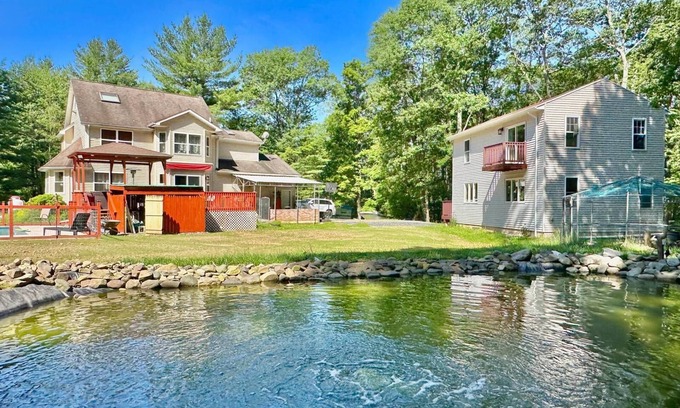 Brodheadsville Cottage | Charming 3-bedroom guest cottage in tranquil Effort with AC,Hot tub, Pool, Steam