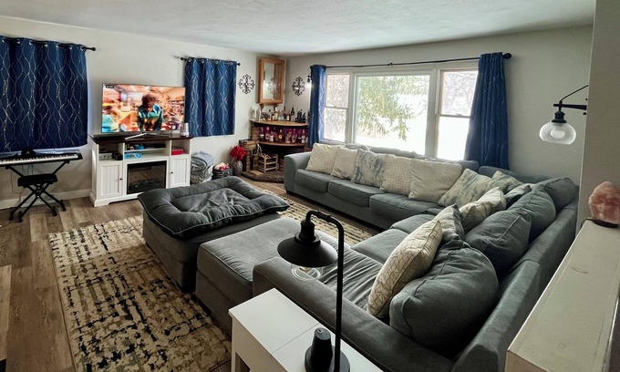 Janesville House | Charming 3-bedroom house with Hot Tub