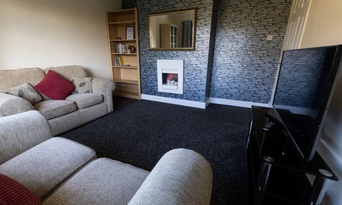Thornaby On Tees House | Charming 3-bedroom house with WiFi and free parking within compound in Thornaby