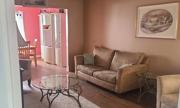 Orleans Village - Chateauneuf House | Charming 3-bedroom house with AC, WiFi in fabulous Ottawa