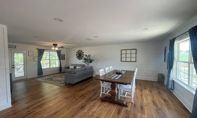 Yantis House | Charming 3-bedroom Lake House in Yantis with WiFi