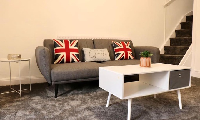 Beeston Apartment | Charming 3 Bedroom Property FREE WiFi & Parking