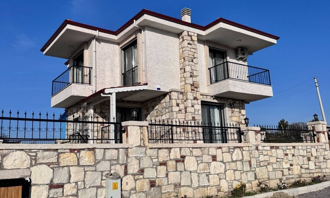 Seferihisar Villa | Charming 3-bedroom villa with AC, WiFi in enchanting Izmir